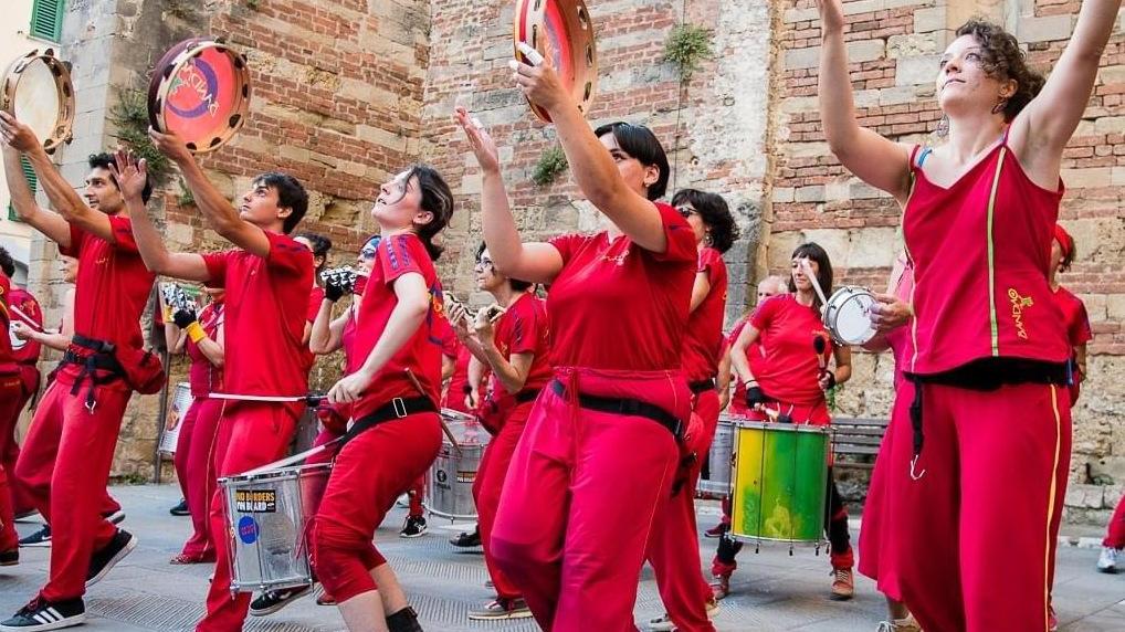 la notte di marina si tinge di rosso per la red night arriva la bandao