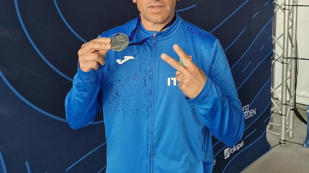 Gianni Siragusa conquista l'argento per l'Italia ai mondiali di marcia a Göteborg, confermandosi tra i migliori. Nonostante la pioggia, gli azzurri ottengono un prestigioso secondo posto dietro alla Polonia. L'atleta colligiano prosegue la sua stagione con campionati nazionali e altri trofei in vista, dopo aver già ottenuto importanti successi nel 2024. Gianni Siragusa conquista l'argento per l'Italia ai mondiali di marcia a Göteborg, confermandosi tra i migliori. Nonostante la pioggia, gli azzurri ottengono un prestigioso secondo posto dietro alla Polonia. L'atleta colligiano prosegue la sua stagione con campionati nazionali e altri trofei in vista, dopo aver già ottenuto importanti successi nel 2024.