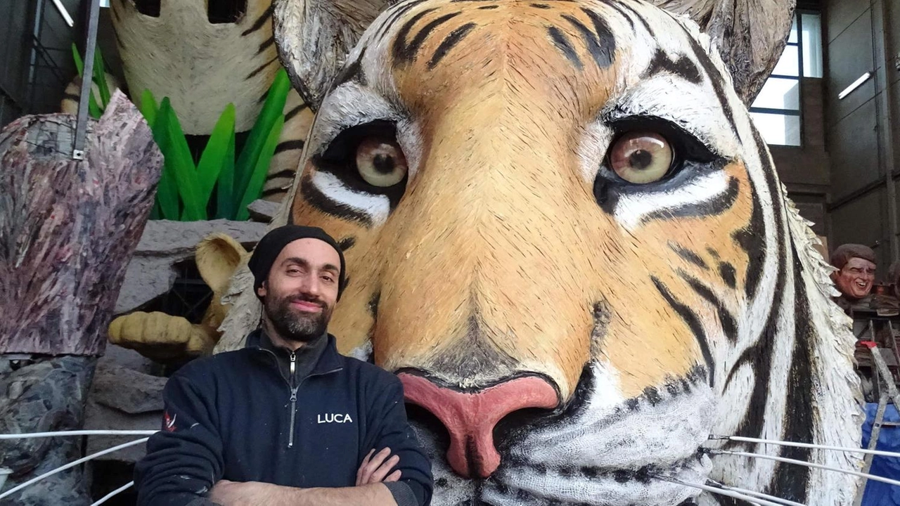 Il maestro carrista Luca Bertozzi con la tigre realizzata lo scorso anno Il maestro carrista Luca Bertozzi con la tigre realizzata lo scorso anno