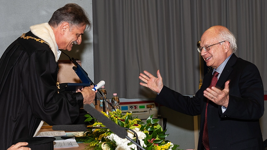 Il professor Umberto Breccia riceve la nomina a professore emerito dal rettore Massimo Augello nel 2015