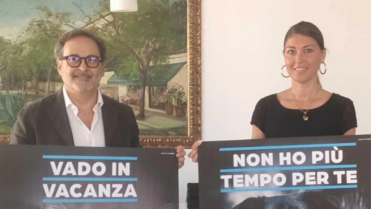 Il sindaco Francesco Persiani e l’assessora Monica Bertoneri con i manifesti della campagna contro l’abbandono degli animali domestici Il sindaco Francesco Persiani e l’assessora Monica Bertoneri con i manifesti della campagna contro l’abbandono degli animali domestici