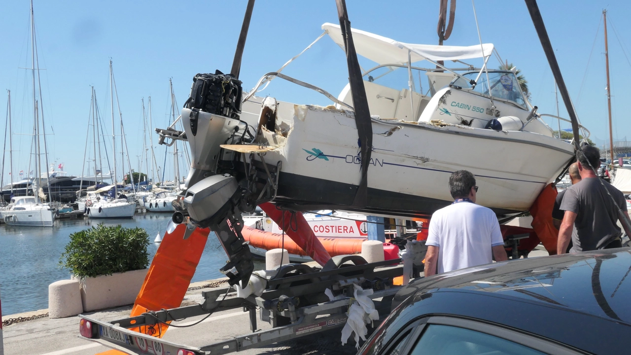 L'imbarcazione dei pescatori rimasta coinvolta nell'incidente in mare (Foto Umicini) L'imbarcazione dei pescatori rimasta coinvolta nell'incidente in mare (Foto Umicini)