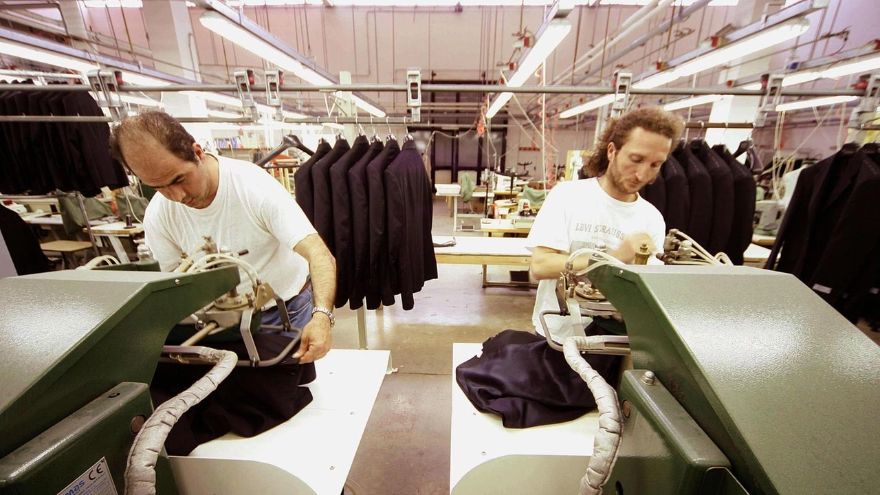Dipendenti al lavoro in un’azienda (Foto di archivio) Dipendenti al lavoro in un’azienda (Foto di archivio)