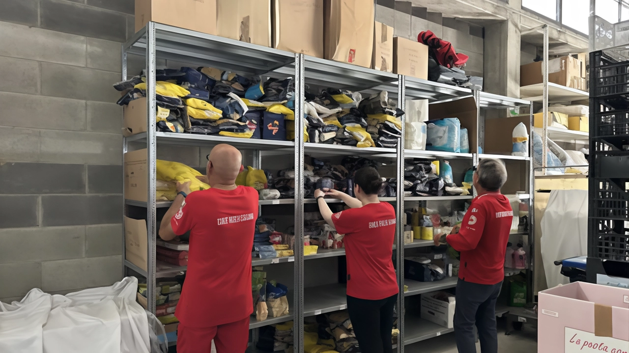 I volontari della Croce Rossa al lavoro nel centro di smistamento degli aiuti I volontari della Croce Rossa al lavoro nel centro di smistamento degli aiuti
