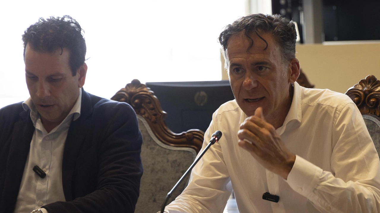 Il sindaco Michele Conti e il suo vice Raffaele Latrofa durante la conferenza stampa Il sindaco Michele Conti e il suo vice Raffaele Latrofa durante la conferenza stampa