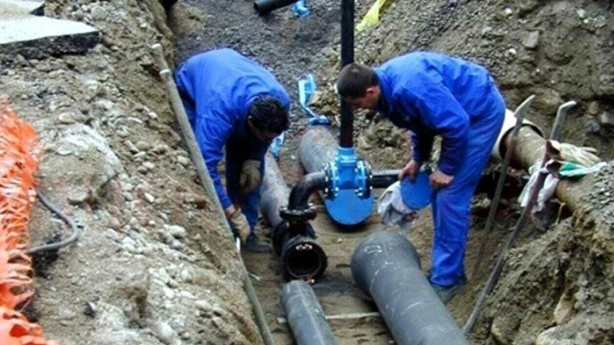 Un intervento sulle tubazioni dell’acquedotto Un intervento sulle tubazioni dell’acquedotto