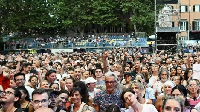 La sera del 24 luglio 2014 in piazza Napoleone, durante il concerto gratuito di Enzo Avitabile & Black tarantella al... La sera del 24 luglio 2014 in piazza Napoleone, durante il concerto gratuito di Enzo Avitabile & Black tarantella al...