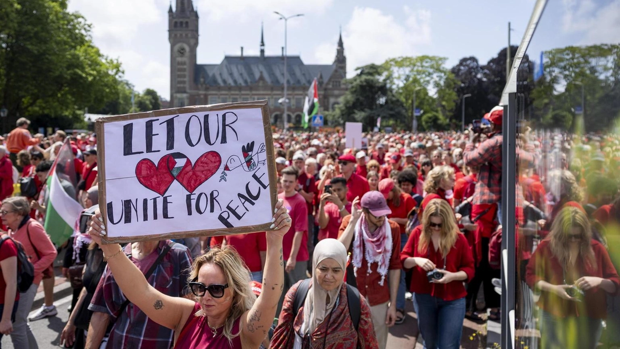 A Bruxelles, 110 mila manifestanti chiedono al governo belga di adottare misure concrete contro il "genocidio a Gaza". A Bruxelles, 110 mila manifestanti chiedono al governo belga di adottare misure concrete contro il "genocidio a Gaza".