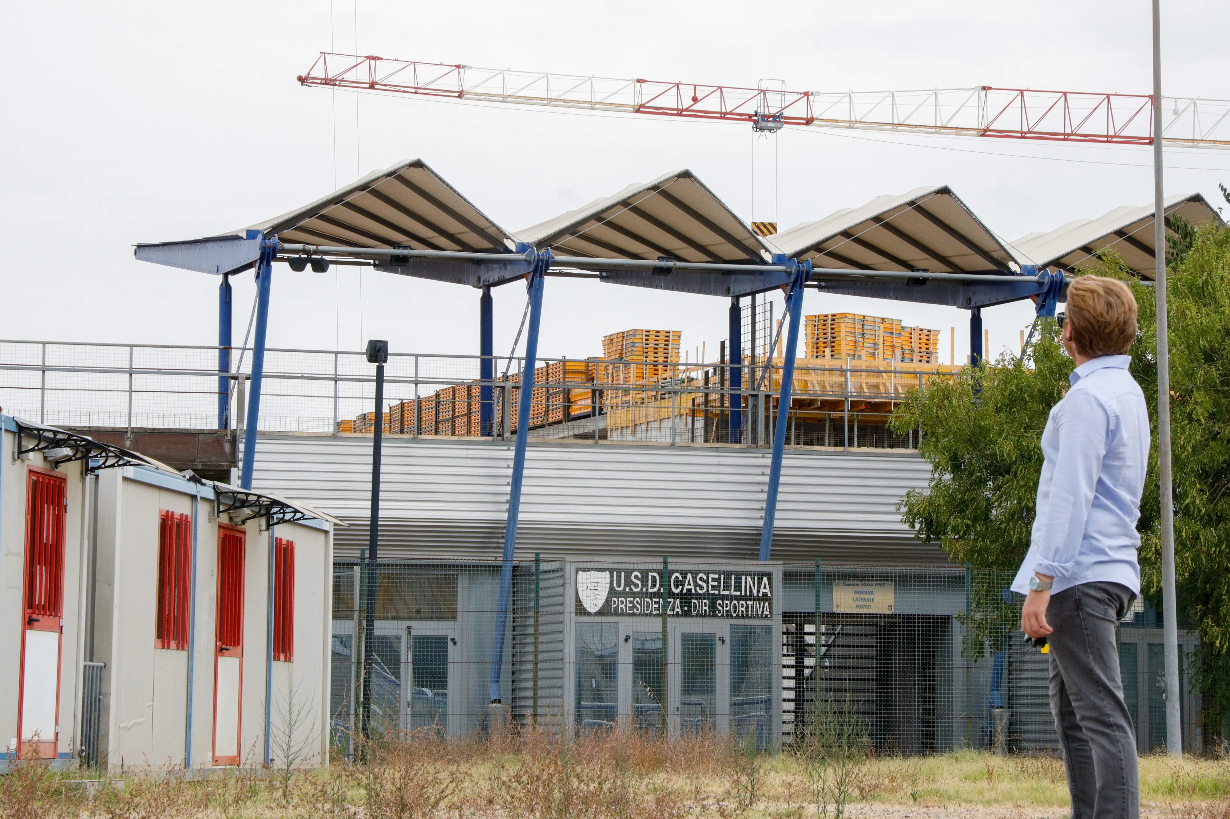 Al posto dello stadio nasce la scuola, ma le gradinate restano in piedi