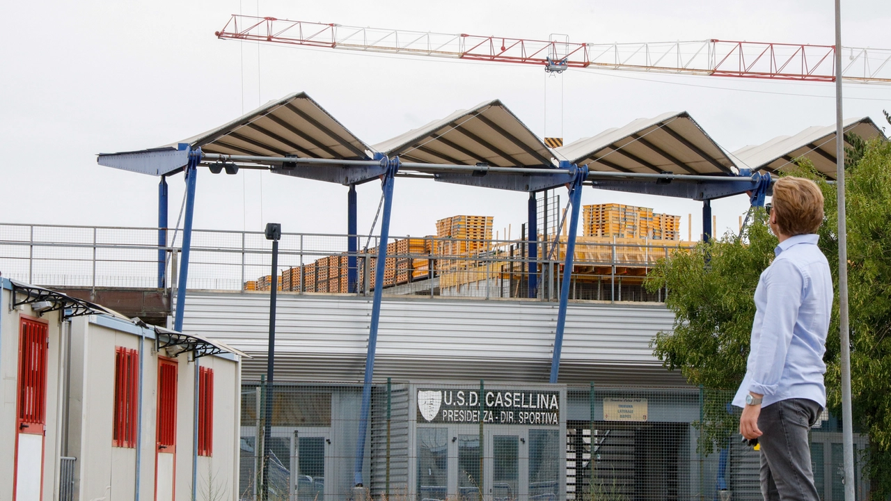Le gradinate del vecchio stadio e il cantiere della nuova scuola