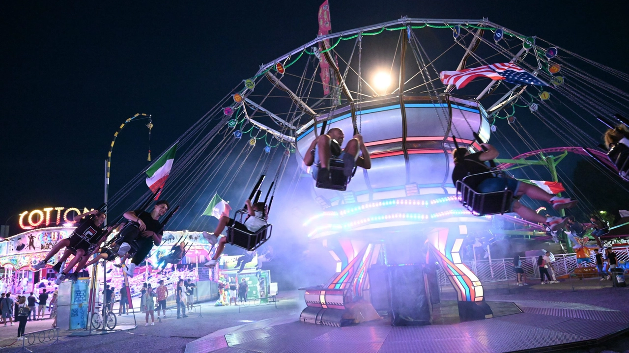 Tornano ad accendersi le attrazioni del Luna Park Tornano ad accendersi le attrazioni del Luna Park