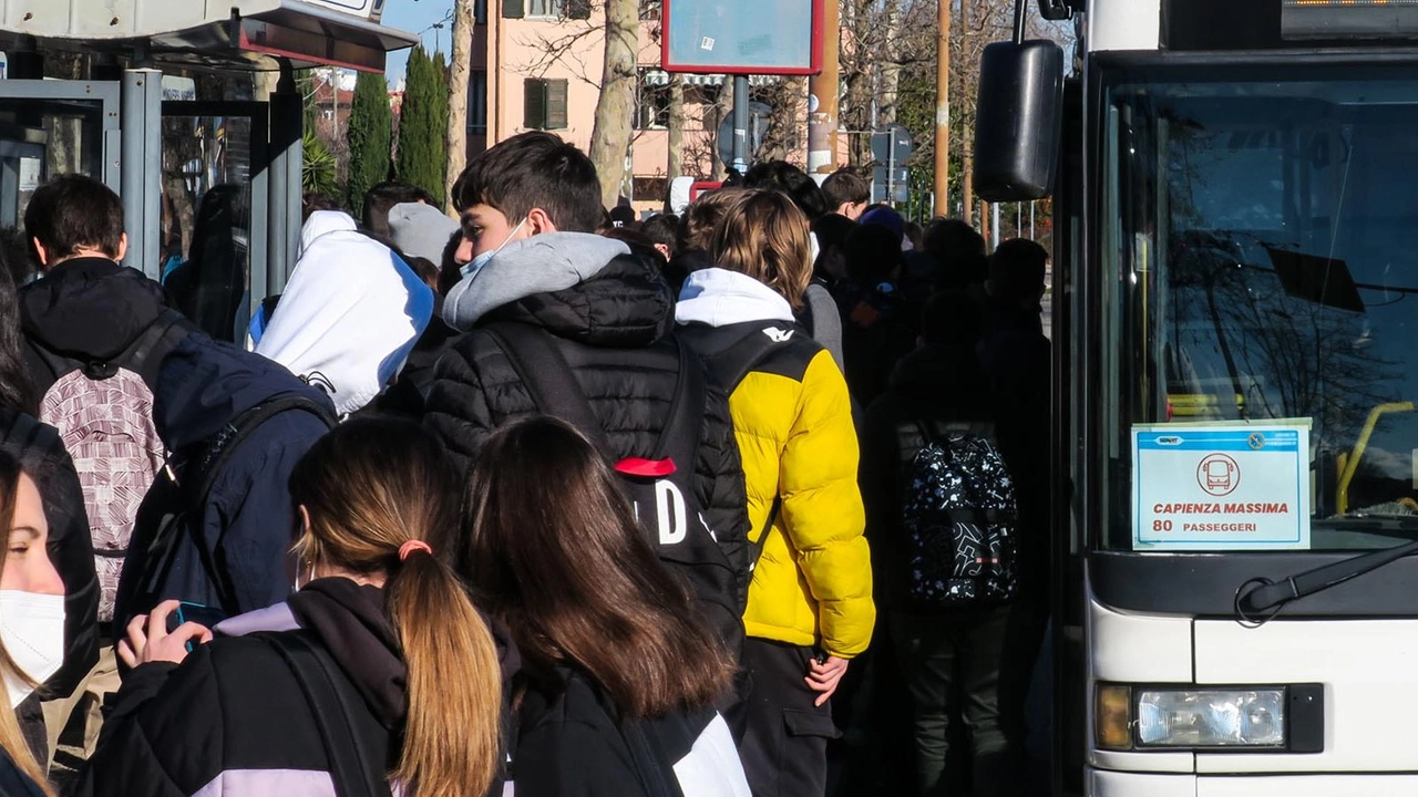 Studenti in fila per salire su un autobus all’uscita della scuola (foto d’archivio) Studenti in fila per salire su un autobus all’uscita della scuola (foto d’archivio)