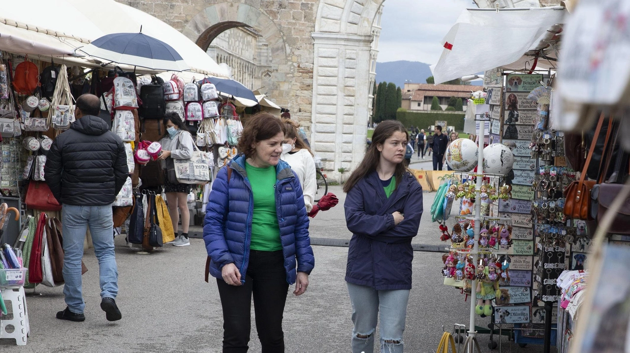 I gestori delle nuove bancarelle di souvenir di zona Piazza dei Miracoli pagheranno un canone di poco superiore ai 3mila trecento euro all’anno I gestori delle nuove bancarelle di souvenir di zona Piazza dei Miracoli pagheranno un canone di poco superiore ai 3mila trecento euro all’anno