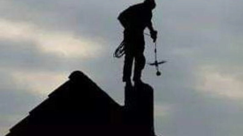 Rino Coppolaro 64 anni mentre pulisce il camino, un lavoro antico ma ancora molto richiesto Rino Coppolaro 64 anni mentre pulisce il camino, un lavoro antico ma ancora molto richiesto