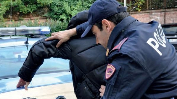 L’uomo è stato portato commissariato di Pescia per espletare le formalità relative all’arresto L’uomo è stato portato commissariato di Pescia per espletare le formalità relative all’arresto