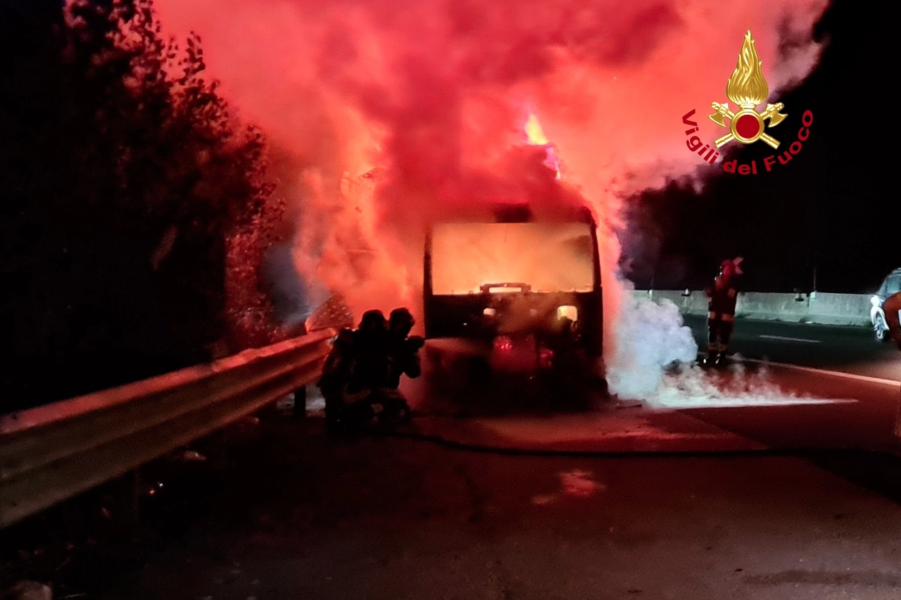Il mezzo pesante in fiamme e l'intervento dei vigili del fuoco