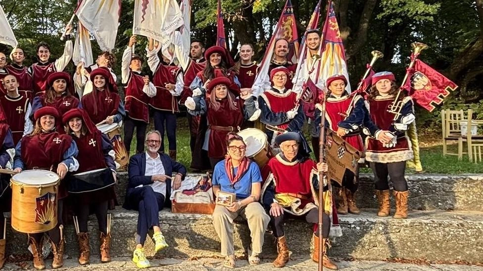 Il Gruppo degli Sbandieratori e dei Musici di Massa Marittima che hanno vinto il trofeo nella sfida di Volterra
