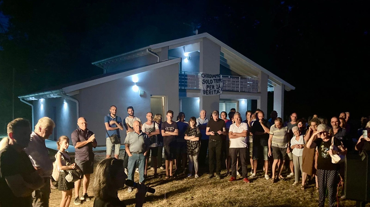 Una manifestazione in favore della casa Cerretini Una manifestazione in favore della casa Cerretini