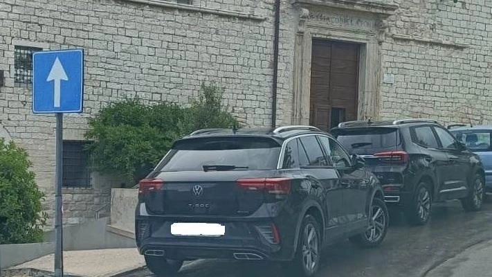 In via Eremo delle Carceri il Comune ha istituito il senso unico (tra piazza Matteotti e via Giovanni XXIII) per agevolare la sosta e garantire sicurezza dopo l’incendio In via Eremo delle Carceri il Comune ha istituito il senso unico (tra piazza Matteotti e via Giovanni XXIII) per agevolare la sosta e garantire sicurezza dopo l’incendio