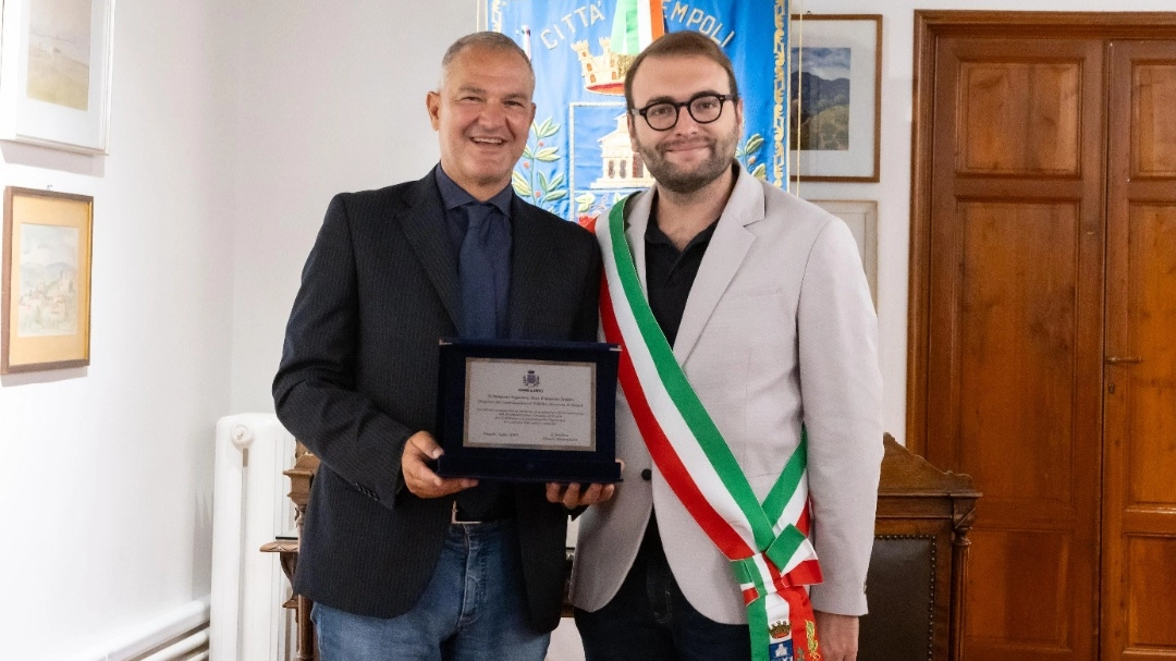 Il sindaco Alessio Mantellassi consegna la targa a Francesco Zunino Il sindaco Alessio Mantellassi consegna la targa a Francesco Zunino