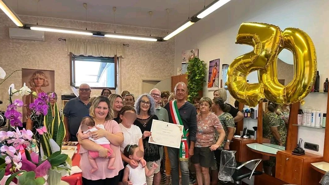 La festa per i 50 anni del parrucchiere “LF Bellezza“ di Ripa con la pergamena consegnata dal vice sindaco e assessore al commercio Adamo Bernardi La festa per i 50 anni del parrucchiere “LF Bellezza“ di Ripa con la pergamena consegnata dal vice sindaco e assessore al commercio Adamo Bernardi