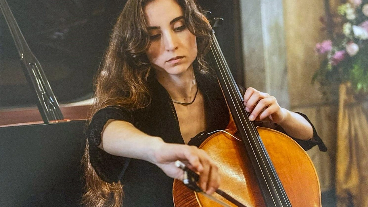 Dopodomani risveglio musicale sulle note della violoncellista Biglioli, in spiagga a Porto Venere. Poi l’orchestra di chitarre Suzuki e il duo Maraviglia-Borraccino nell’antica cisterna romana. Dopodomani risveglio musicale sulle note della violoncellista Biglioli, in spiagga a Porto Venere. Poi l’orchestra di chitarre Suzuki e il duo Maraviglia-Borraccino nell’antica cisterna romana.