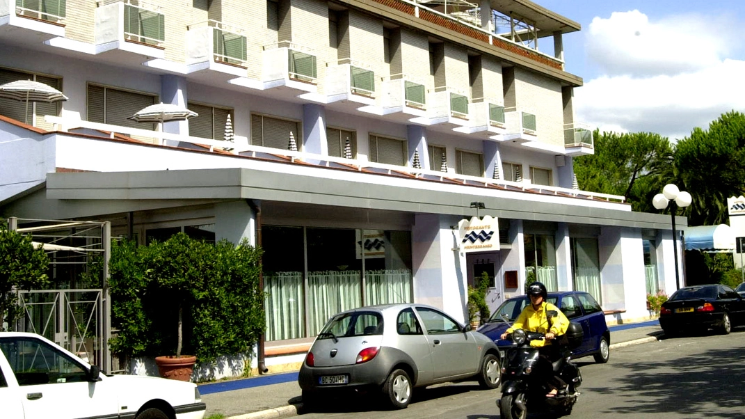L'ex Maditerraneo a Marina di Carrara L'ex Maditerraneo a Marina di Carrara