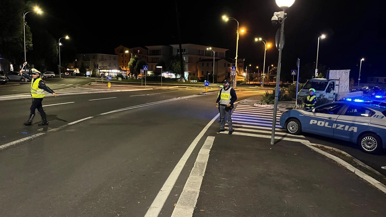 Agenti di questura, finanza, carabinieri e polizia locale in campo a Terni Via una patente per guida in stato di ebbrezza. Quaranta multe . Agenti di questura, finanza, carabinieri e polizia locale in campo a Terni Via una patente per guida in stato di ebbrezza. Quaranta multe .