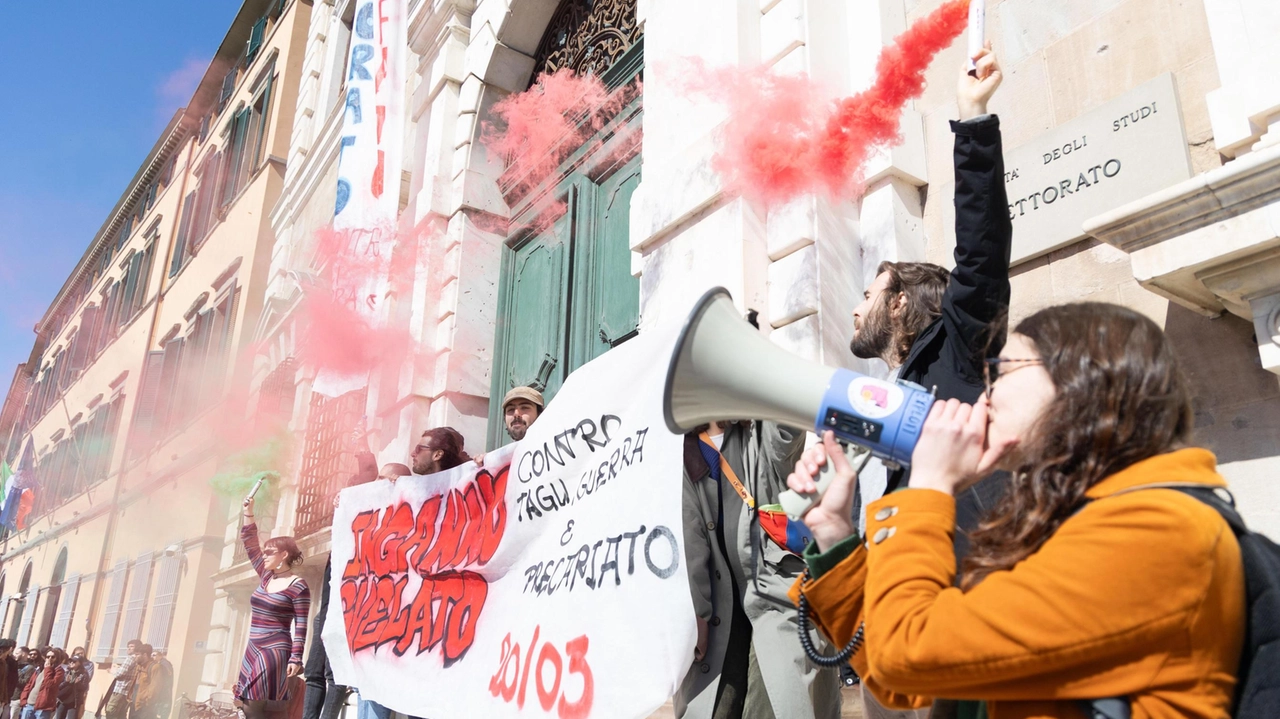 Fumogeni e megafoni ieri mattina in Lungarno per la protesta degli studenti (foto servizio Del Punta per Valtriani)