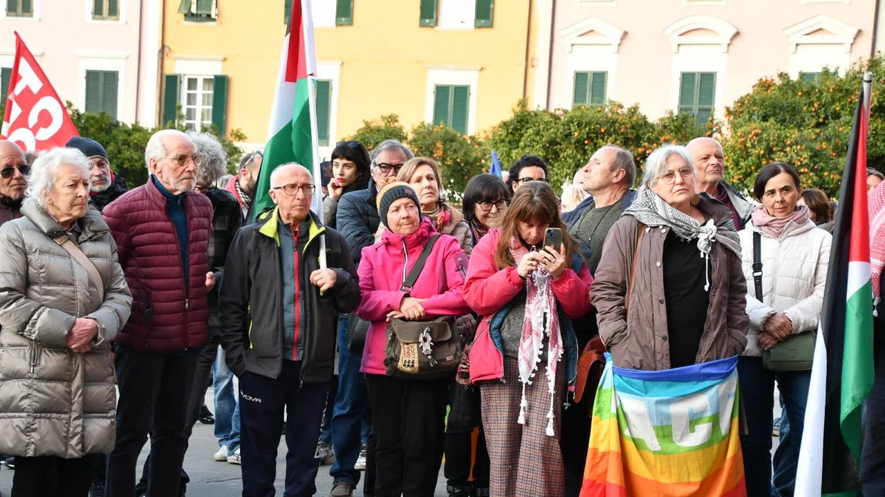 Un momento della manifestazione di ieri in piazza Aranci (foto Paola Nizza)