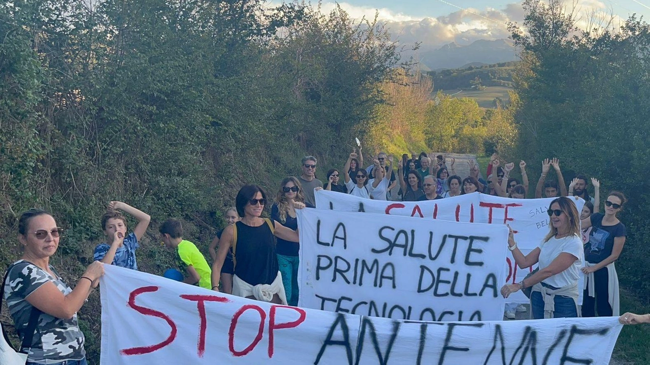 Una protesta popolare. contro l’installazione di stazioni radiobase per la telefonia e per internet in una immagine di archivio