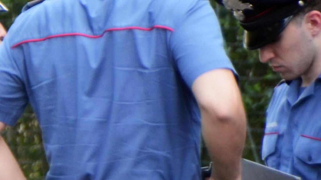 Calci e morsi ai militari. Nei guai 53enne