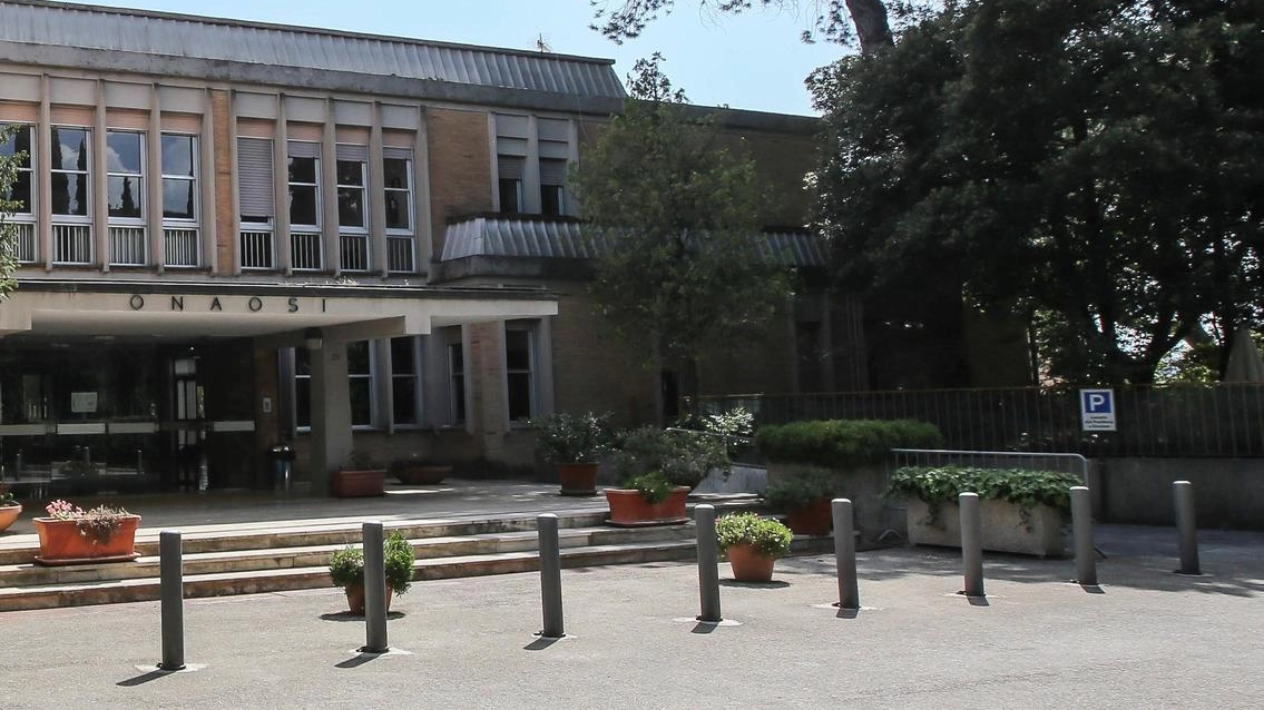 Continuano a preoccupare qui cancelli sbarrati davanti al nulla. Parliamo dello stabile dell’Onaosi, in attesa di riqualificazione, dopo il trasferimento... Continuano a preoccupare qui cancelli sbarrati davanti al nulla. Parliamo dello stabile dell’Onaosi, in attesa di riqualificazione, dopo il trasferimento...