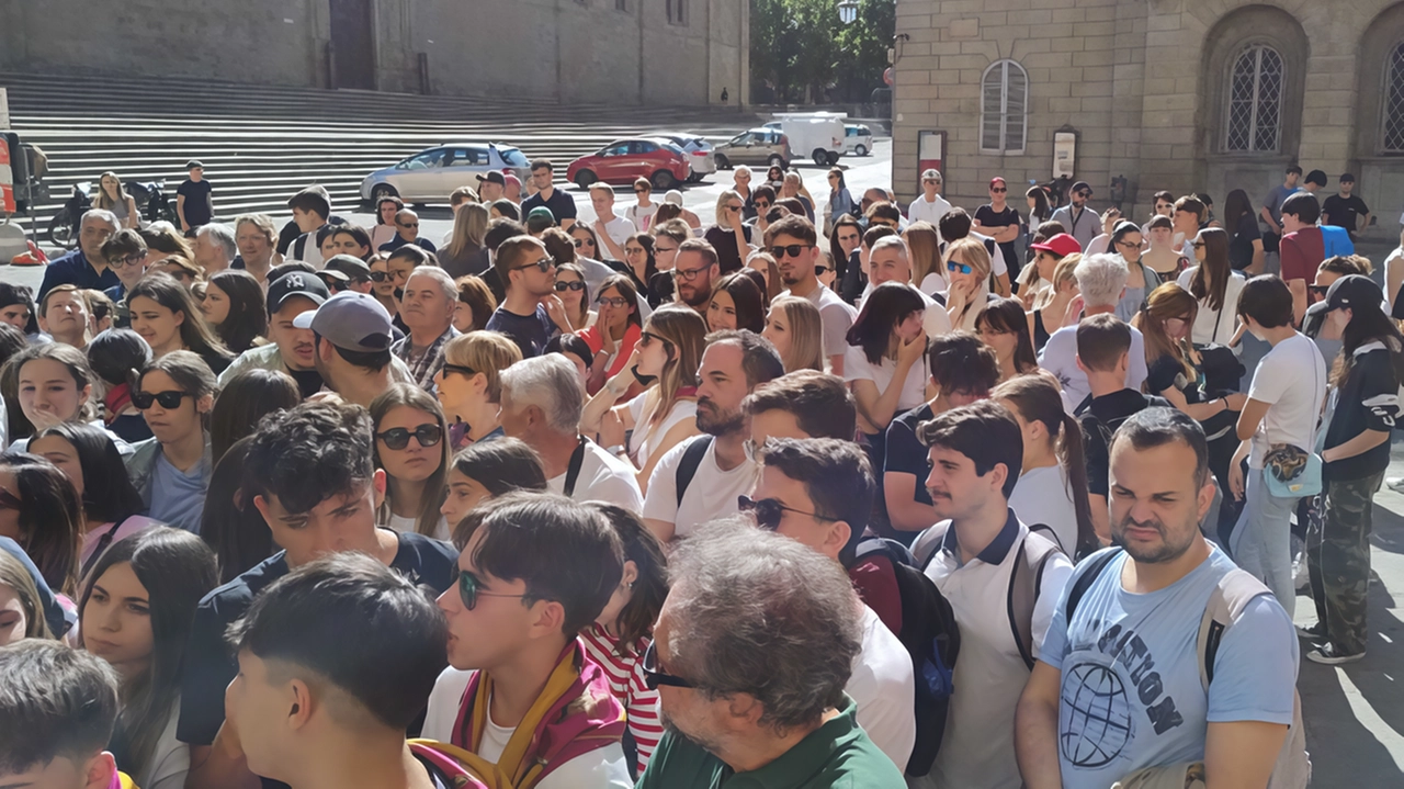 Le file per i biglietti in piazza del Comune per l’edizione di giugno Le file per i biglietti in piazza del Comune per l’edizione di giugno