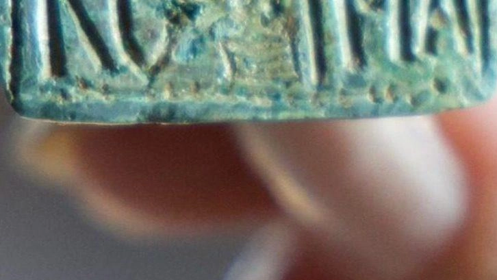 Importante scoperta di una stazione di posta romana a Corgilia, vicino Castel Viscardo, con 350 monete e un anello con la scritta "Roma". Rivela i legami tra l'Etruria meridionale e l'antica Roma. Importante scoperta di una stazione di posta romana a Corgilia, vicino Castel Viscardo, con 350 monete e un anello con la scritta "Roma". Rivela i legami tra l'Etruria meridionale e l'antica Roma.