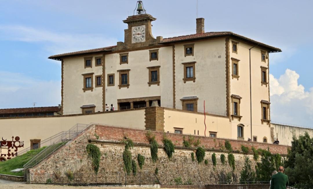 https://www.lanazione.it/image-service/view/acePublic/alias/contentid/ZGMzMGVhMmEtODdkYy00/0/forte-di-belvedere.jpeg