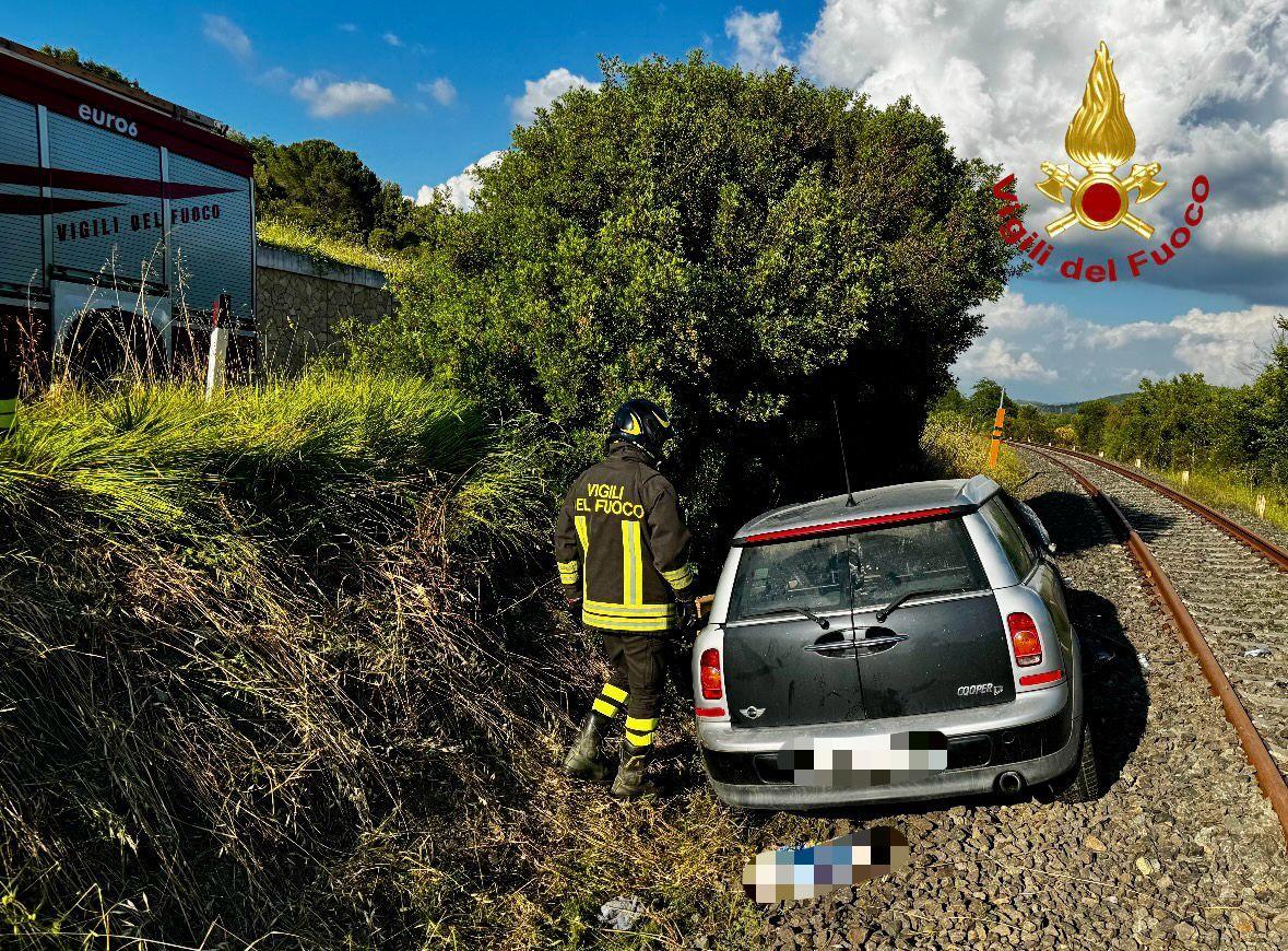 esce di strada con la macchina e finisce sui binari del treno estratto dai vigili del fuoco da Lanazione.it esce di strada con la macchina e finisce sui binari del treno estratto dai vigili del fuoco