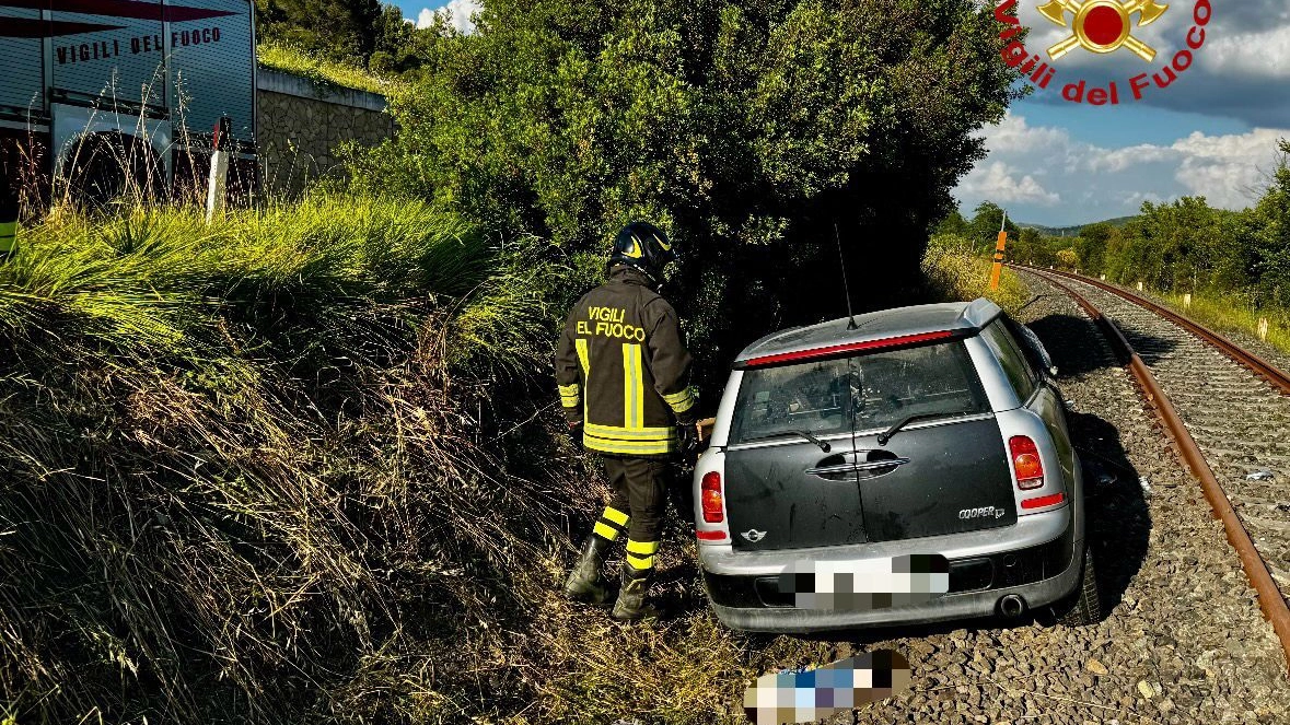 Esce di strada con la macchina e finisce sui binari del treno. Estratto dai vigili del fuoco