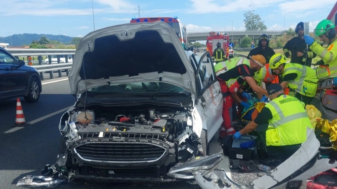 I soccorsi all'opera (foto Vigili del Fuoco) I soccorsi all'opera (foto Vigili del Fuoco)