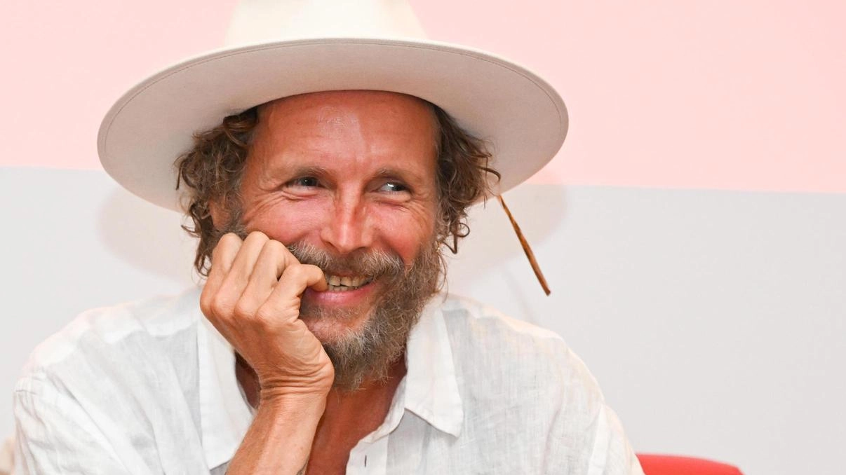 Jovanotti è stato chiamato in causa dal consigliere comunale che percorrerà in triciclo 800 chilometri Jovanotti è stato chiamato in causa dal consigliere comunale che percorrerà in triciclo 800 chilometri