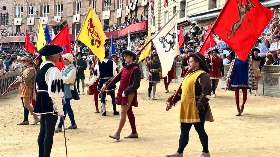 Palio, la diretta: la grande attesa sta per finire. Corteo storico in piazza. Spunta anche il sole / 