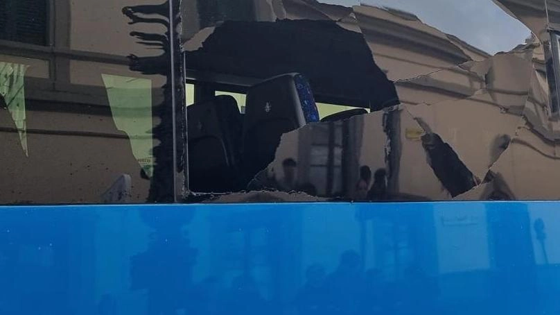 Il fatto è avvenuto martedì scorso in piazza Dante per la calca dei ragazzi . La corsa prevista e poi soppressa era quella della tratta Quarrata-Firenze. L’autista ha fermato il mezzo e si è poi assicurato che non ci fossero feriti . Il fatto è avvenuto martedì scorso in piazza Dante per la calca dei ragazzi . La corsa prevista e poi soppressa era quella della tratta Quarrata-Firenze. L’autista ha fermato il mezzo e si è poi assicurato che non ci fossero feriti .