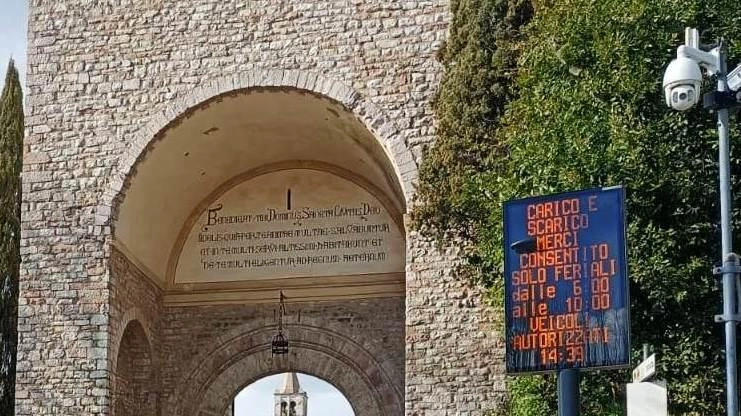 Un accesso alla Ztl di Assisi