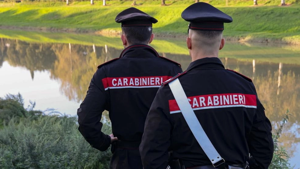 Sul corpo una ferita d’arma da fuoco su un fianco: ipotesi suicidio Sul corpo una ferita d’arma da fuoco su un fianco: ipotesi suicidio