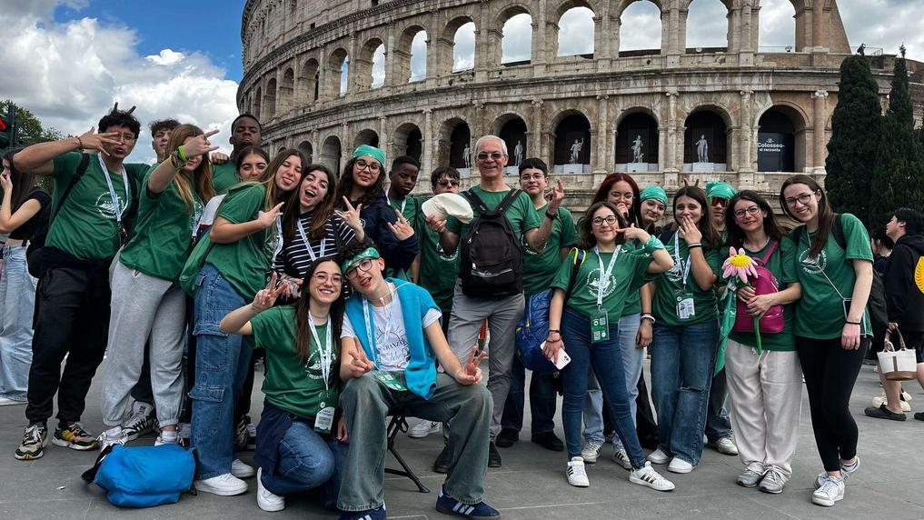 https://www.lanazione.it/image-service/view/acePublic/alias/contentid/ZGNhYjcwYWItYjQwZi00/0/la-carica-dei-100-cammino-di-fede-per-tanti-ragazzi.jpeg?f=16:9&w=1200&h=630