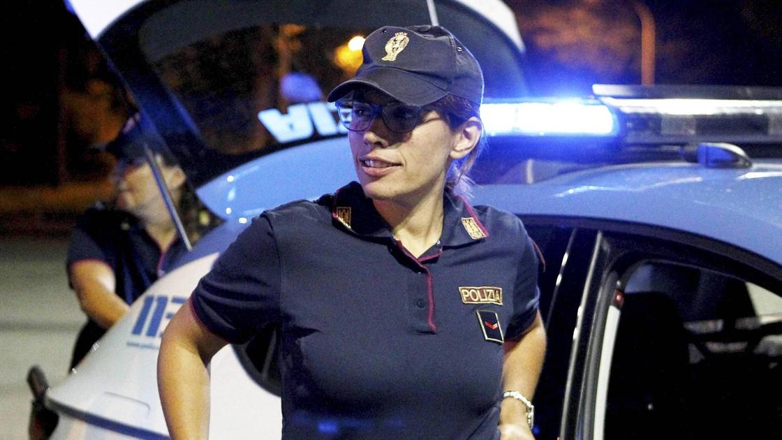 Litiga col vicino per il camino e lo colpisce con un’accetta. Poi si barrica in casa e tenta di accoltellare i poliziotti Litiga col vicino per il camino e lo colpisce con un’accetta. Poi si barrica in casa e tenta di accoltellare i poliziotti