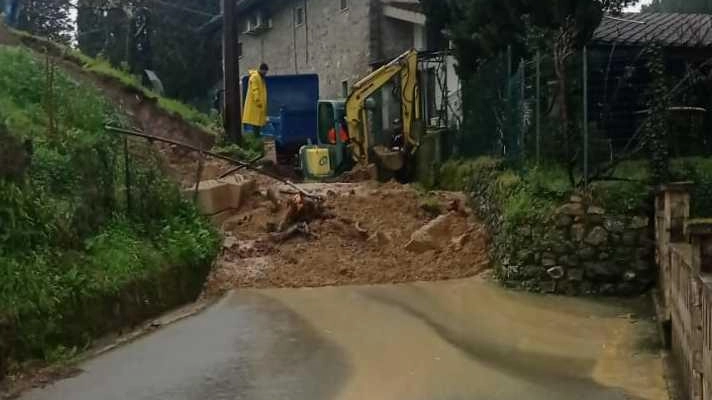 Uno scuolabus, aiutato dai vigili, costretto a percorrere via Paradiso contromano Uno scuolabus, aiutato dai vigili, costretto a percorrere via Paradiso contromano