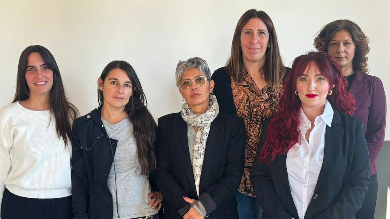 Alcune delle mamme dei piccolini colpiti dalla salmonella dopo aver mangiato nella mensa della scuola a fine settembre Alcune delle mamme dei piccolini colpiti dalla salmonella dopo aver mangiato nella mensa della scuola a fine settembre