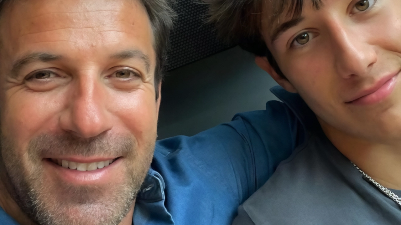 Il figlio di Alessandro Del Piero, Tobias, si unisce all'Empoli Under 18 per la prossima stagione. Una nuova opportunità di crescita per il giovane centrocampista, segnando un ritorno di immagine per il club azzurro. Il figlio di Alessandro Del Piero, Tobias, si unisce all'Empoli Under 18 per la prossima stagione. Una nuova opportunità di crescita per il giovane centrocampista, segnando un ritorno di immagine per il club azzurro.