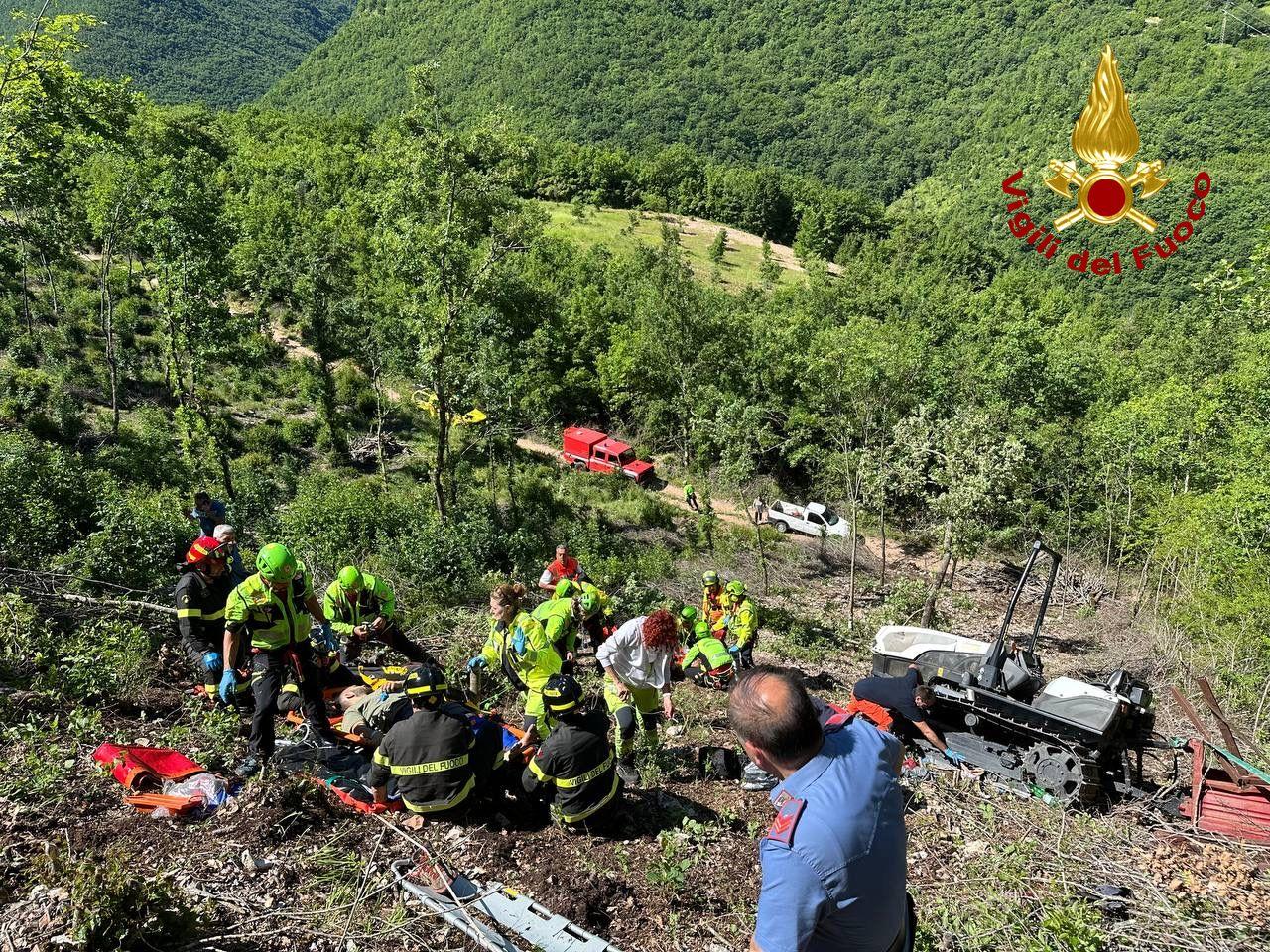 Si ribaltano col trattore, due feriti gravi. Arrivano gli elicotteri in soccorso Si ribaltano col trattore, due feriti gravi. Arrivano gli elicotteri in soccorso